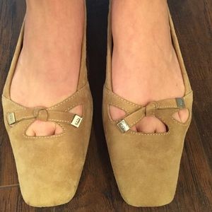 Tod's Beige Suede Flats Sz 10 EUC