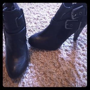 High heel booties w/buckle