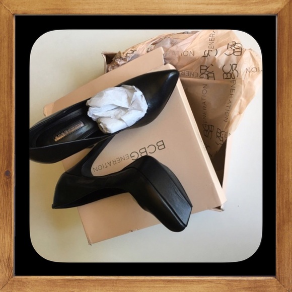 NWT  BCBG black heels