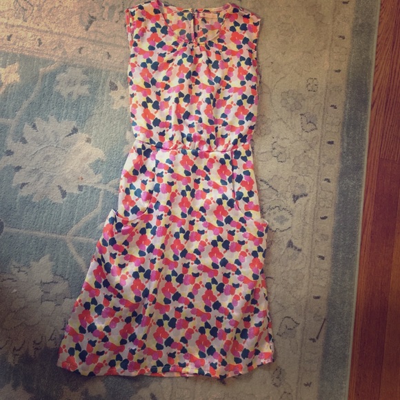 Adorable colorful dress.
