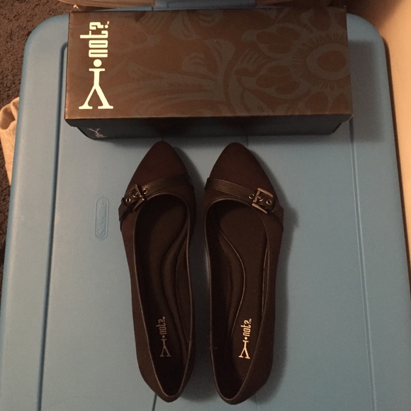 BRAND NEW IN BOX Black Ballet Flats