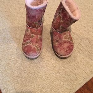 Barely worn uggs short pink floral