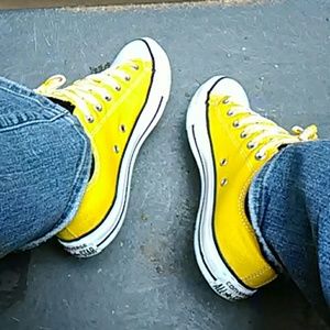 Worn one time yellow converse all star wm -10