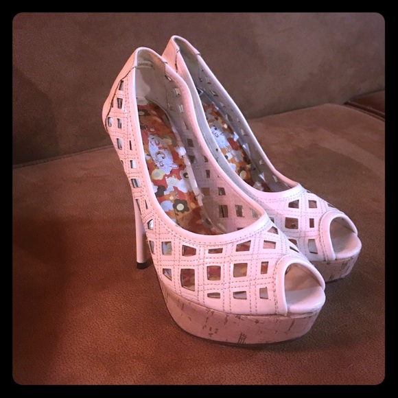 White platform heels👠