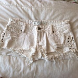 abercrombie distressed white shorts