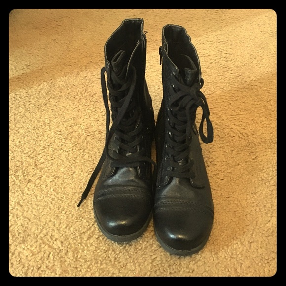 Nine West size 8 black boot