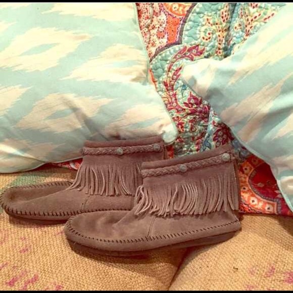 SOLD Minnetonka grey back zip hi top ankle