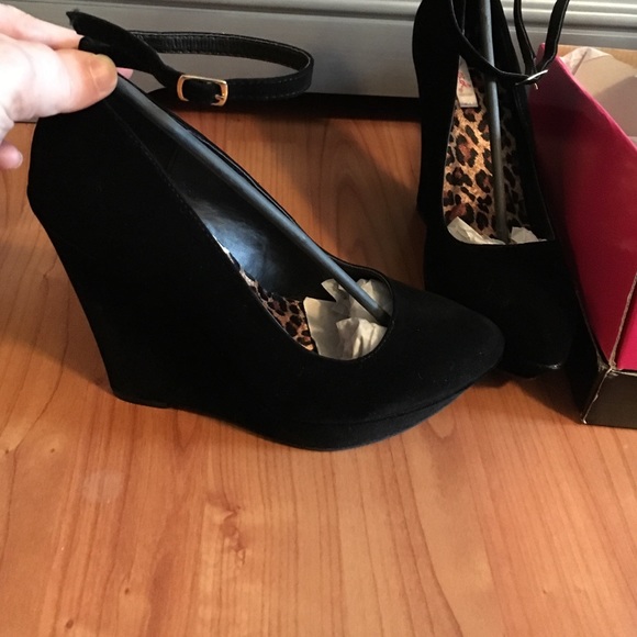 NWT Black Velvet Ankle strap wedges 8.5 USA - Picture 2 of 3