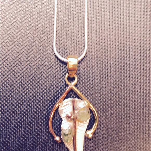 Beautiful leaf pendant with natural Peridot - Picture 1 of 2