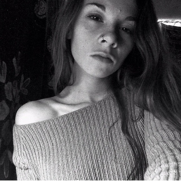 Off the shoulder sweater - Picture 3 of 3