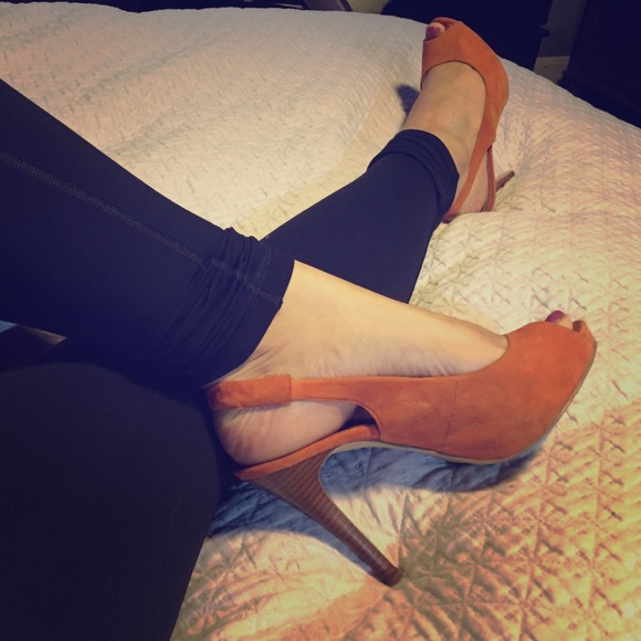 Used. Nine West Orange Suede Open Toe Heels 🔥 9