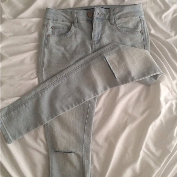 Lightwash Ripped Jeans
