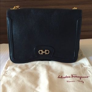 AUTHENTIC FERRAGAMO SHOULDER BAG/NERO