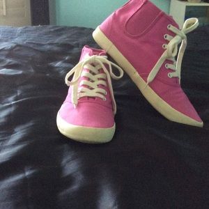 !!!!!! 🎉🎉Super Cute🎉🎉!!!!! h&m pink high tops.