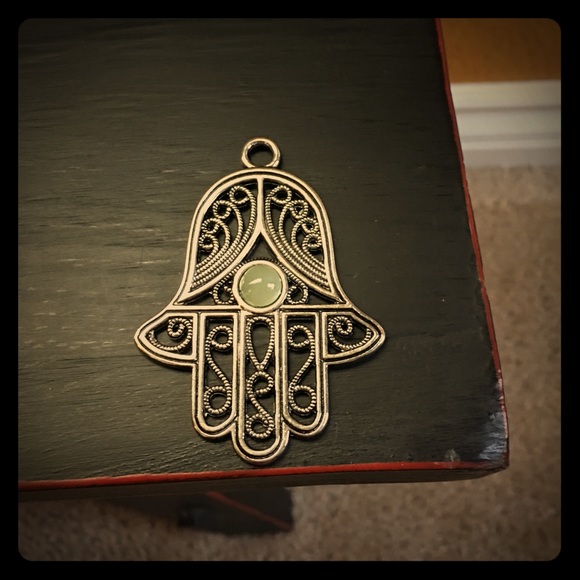 Jewelry - ✨Silver hippie hand pendent✨