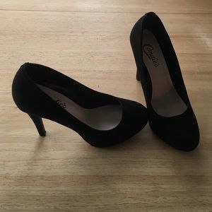 Black pumps