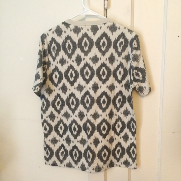 😊GIFTED BOGO😊 Gap Aztec t-shirt - Picture 4 of 4