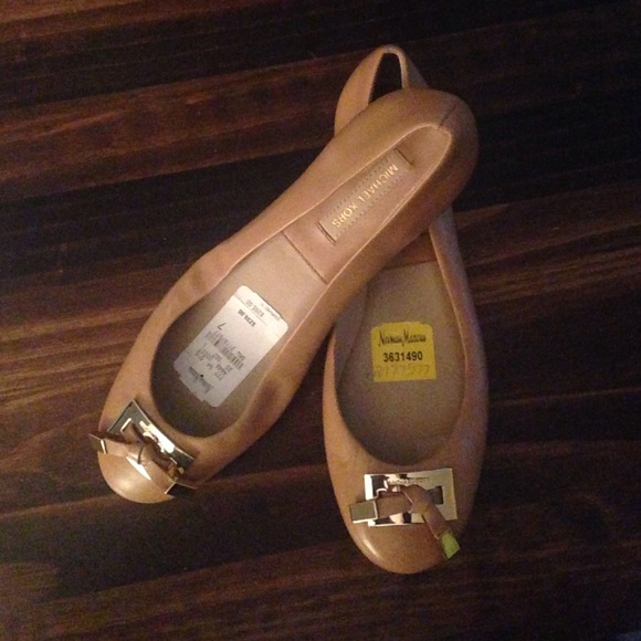 Gorgeous soft leather Michael Kors flats size 7.