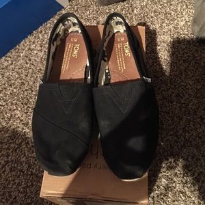 Black canvas TOMS.