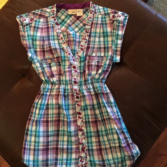 Plaid shirt sleeve blouse