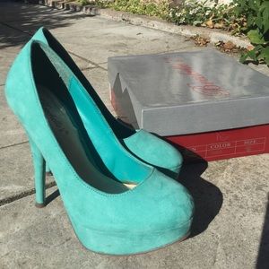 Aqua Breckelle's pumps.