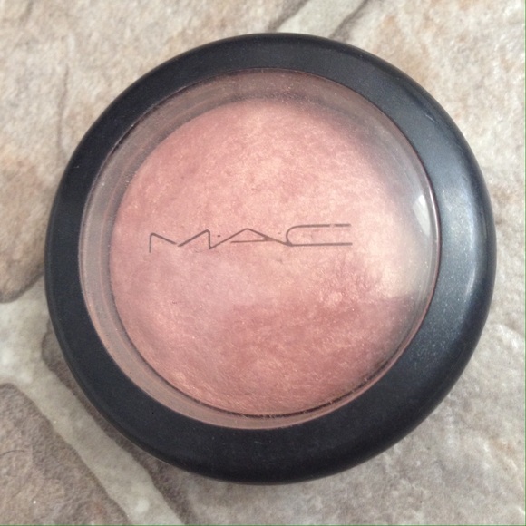 Mac blush on hold for posher 💕