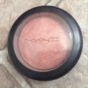 Mac blush on hold for posher 💕
