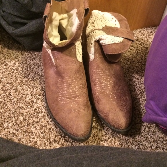 Brown boots with lace size 7.5