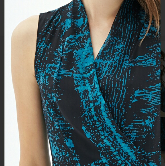 Forever 21 Blue Printed Wrap Dress NWOT Small - Picture 4 of 4