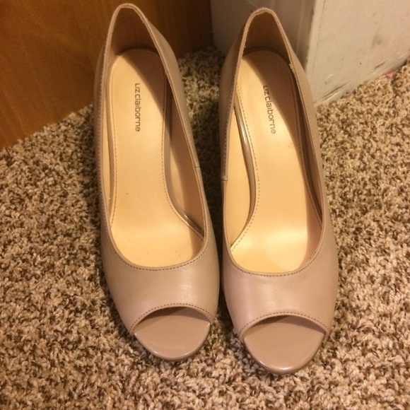 Liz Claiborne size 7 nude wedge heel