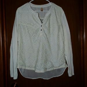 Super cute off white shirt