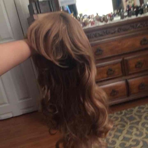 Blonde wavy wig