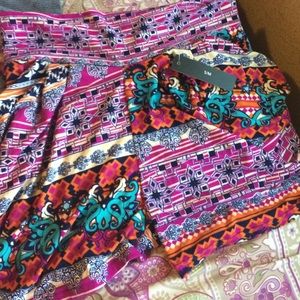 Flowy shorts. Never worn !