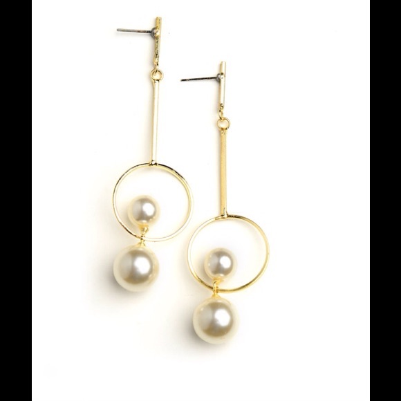 Jewelry - Pearl Drop Hoop Earrings 🎀