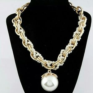 Gold pearl necklace