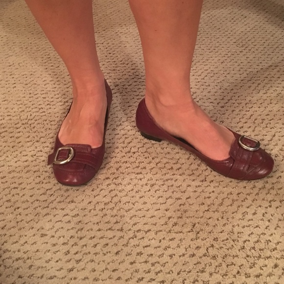NINE WEST: Burgundy Flat