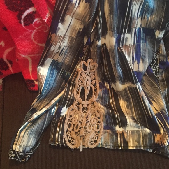 Contemporary blouse - Picture 3 of 4