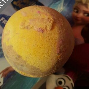 Lush honeybee bath bomb