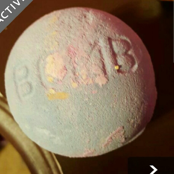 Lush blackberry bath bomb