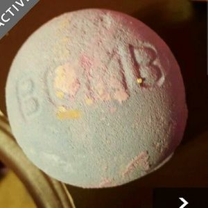 Lush blackberry bath bomb