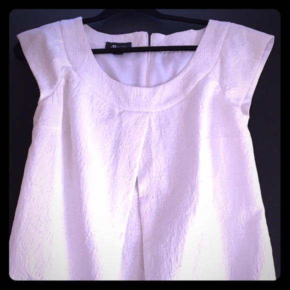 Sleeveless dress white.