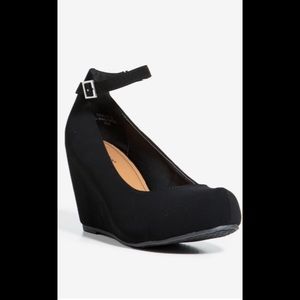 SOLD *🎀Black wedges barely used🎀