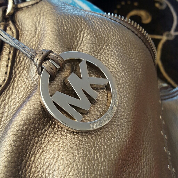 Michael kors purse. Few scratches - Picture 3 of 3