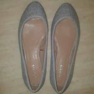 Womens size 11w grey flats