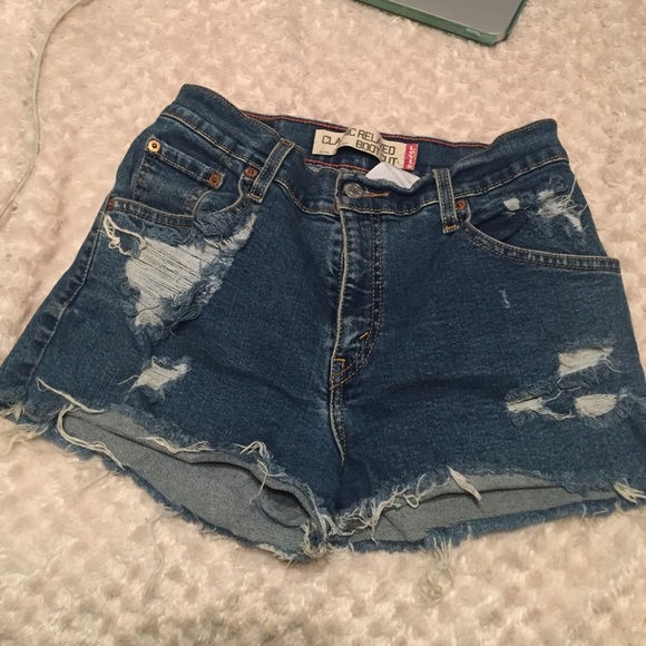 ❌SOLD ❌ High waisted Levi's denim shorts - Picture 2 of 4