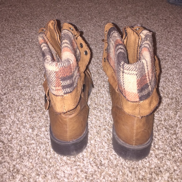 Boots - Picture 3 of 4