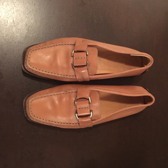 Leather Tods loafers