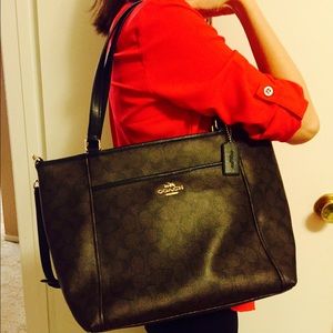 Authentic Coach Signature pocket tote!!