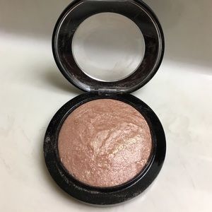 MAC soft and gentle hilighter!