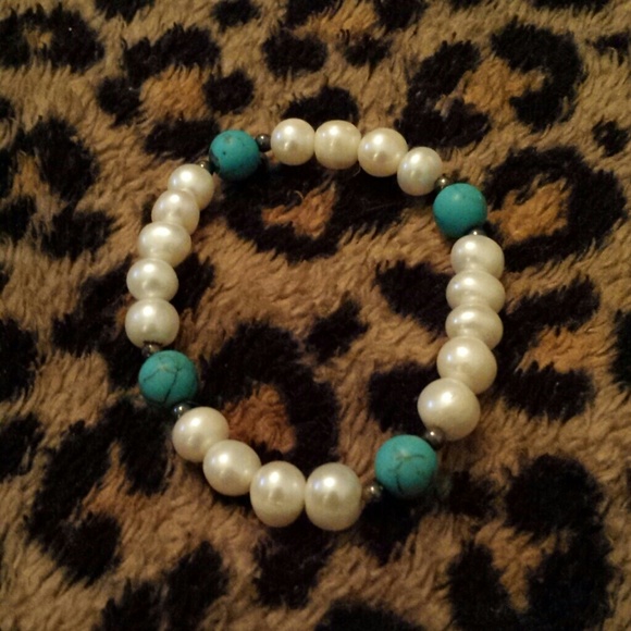 Pearl and turquoise stretch bracelet